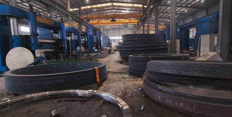 Крупный кузнечный завод Мы являемся крупным кузнечным производством, специализирующимся на изготовлении больших кованых изделий.